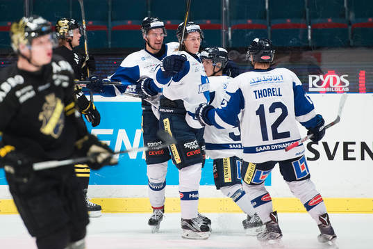 Karlskogas spelare jublar