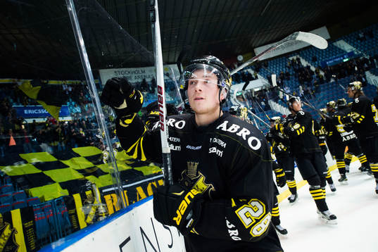 s Jesper Frödén jublar