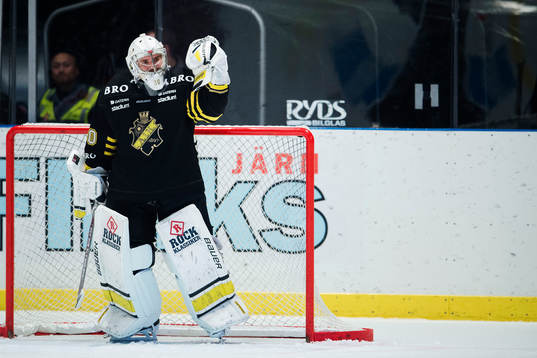 s målvakt Gustaf Lindvall jublar