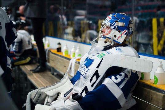 Karlskogas målvakt Joel Gistedt sitter på bänken