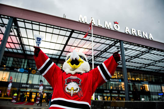 Malmö Redhawks maskot Hawkan utanför Malmö Arena