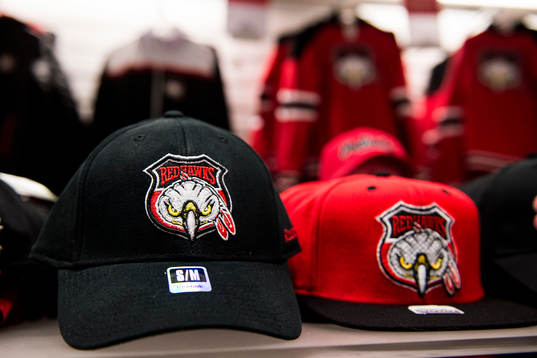 Kepsar i Malmö Redhawks supportershop