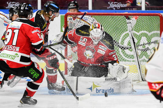 Malmö Redhawks målvakt Jonas Gunnarsson räddar skott