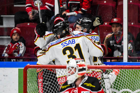 Luleås spelare jublar bakom Malmö Redhawks målvakt Jonas