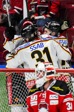 Luleås spelare jublar bakom Malmö Redhawks målvakt Jonas