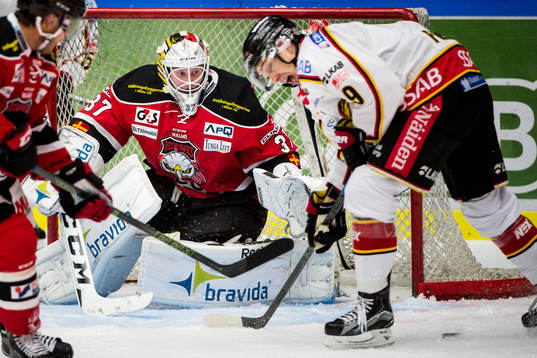 Malmö Redhawks målvakt Jonas Gunnarsson och Luleås Johan