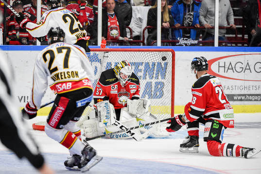 Luleås Brendan Mikkelson gör 0-2 bakom Malmö Redhawks