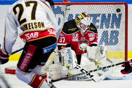 Luleås Brendan Mikkelson (tv) gör 0-2 bakom Malmö