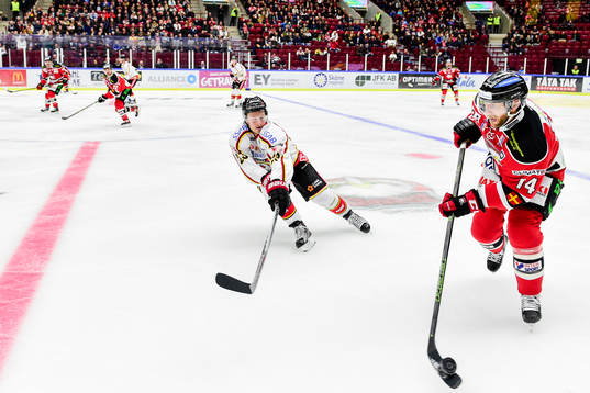 Luleås Lucas Wallmark och Malmö Redhawks Derek Meech