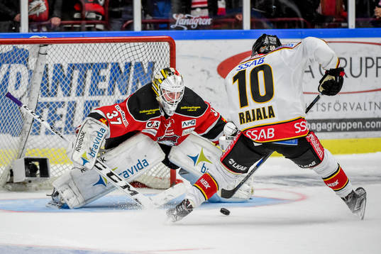Malmö Redhawks målvakt Jonas Gunnarsson och  Luleås Toni