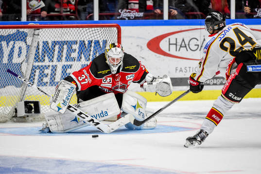 Malmö Redhawks målvakt Jonas Gunnarsson och Luleås Johan