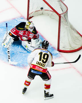 Luleås Jacob Lagace gör 0-2 bakom Malmö Redhawks