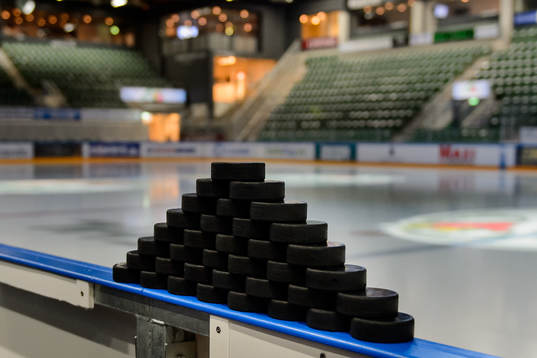 Puckar upplagda på sargkanten