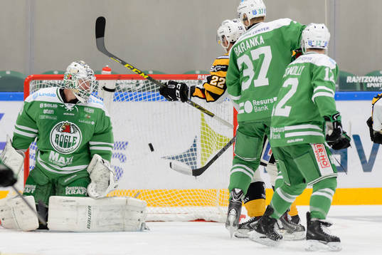 Rögles målvakt Lars Voldenser 0-2 pucken bakom sig