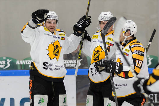 Skellefteås spelare firar Janne Pesonen (v)
