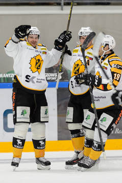 Skellefteås spelare firar Janne Pesonen (v)