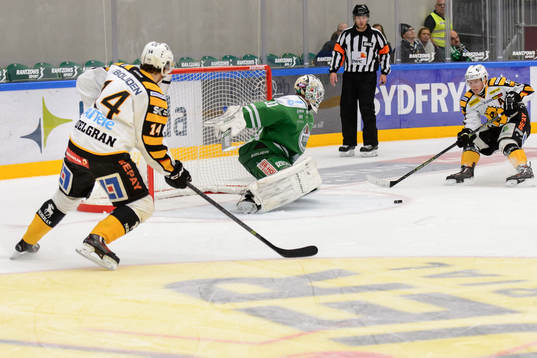 Skellefteås Isak Stenlund-Ädelgran nära framför Rögles