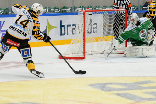 Skellefteås Isak Stenlund-Ädelgran nära framför Rögles