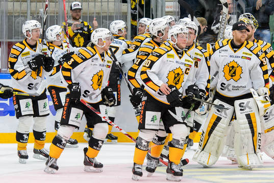 Skellefteås spelare firar vinsten