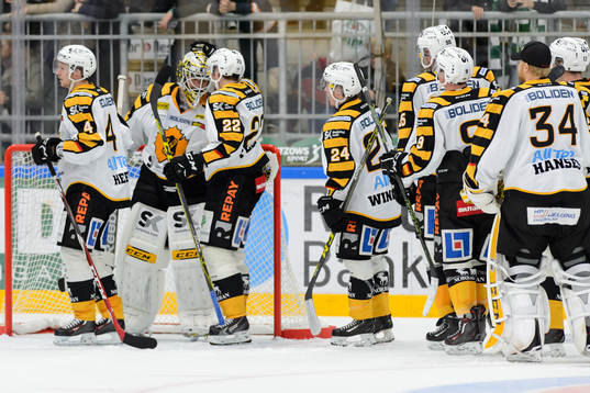 Skellefteås spelare firar vinsten