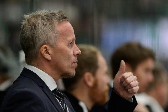 Skellefteås tränare Hans Wallson gör tummen upp