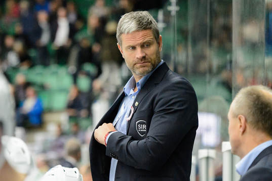 Rögles assisterande tränare Mikael Chrintz-Gath deppar
