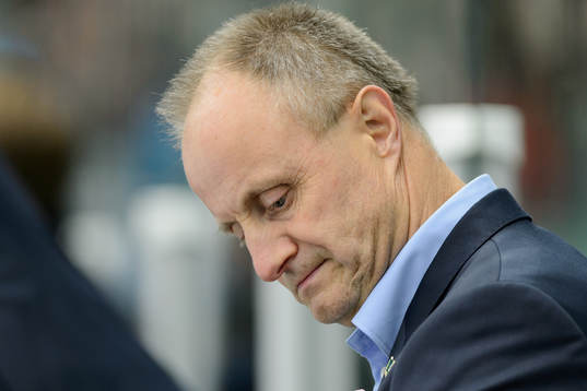Rögles tränare Anders Eldebrink ser fundersam ut