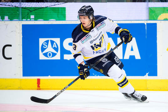 s Niklas Hansson värmer upp innan ishockeymatchen i SHL