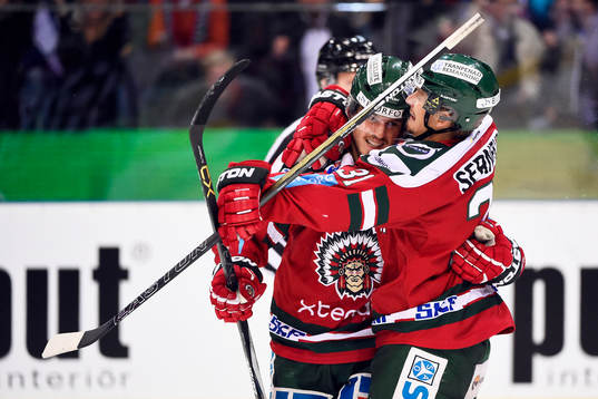 Frölundas Sebastian Stålberg och Nicklas Lasu firar