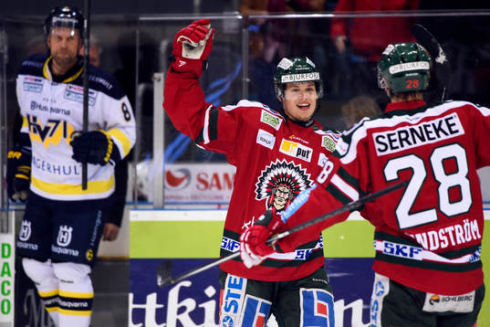 s Jere Karalahti får komma ut ur utvisningsbåset