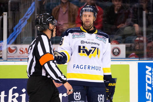 s Jere Karalahti pratar med domaren