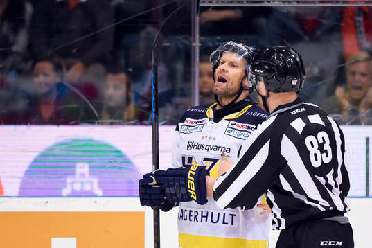 s Jere Karalahti fick matchstraff för en cross-checking