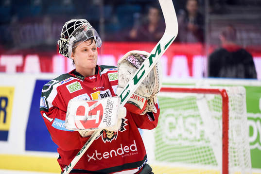 Frölundas målvakt Lars Johansson tackar publiken