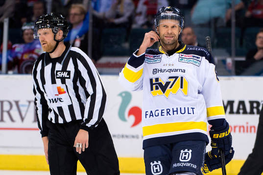 s Jere Karalahti lämnar isen