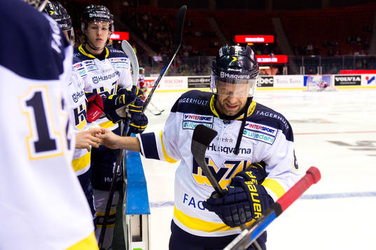 s Jere Karalahti innan ishockeymatchen i SHL mellan