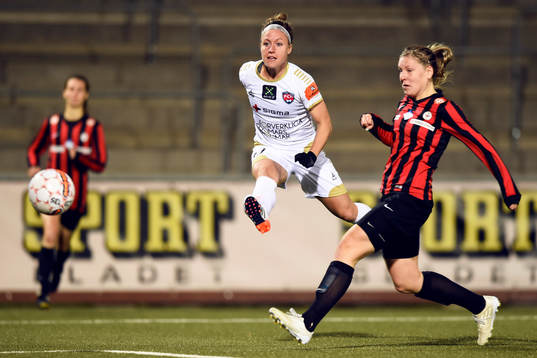 Rosengårds Josee Belanger gör 1-0. Vantaas Heidi Kivelä