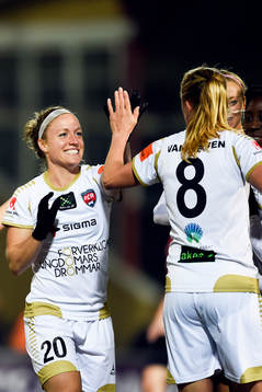 Rosengårds Josee Belanger gratulerar 2-0 målskytten