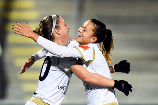 Rosengårds Josee Belanger och Alexandra Riley jublar
