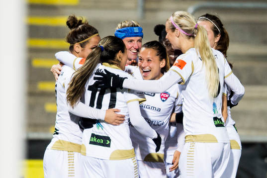Rosengårds spelare med Alexandra Riley (m) jublar