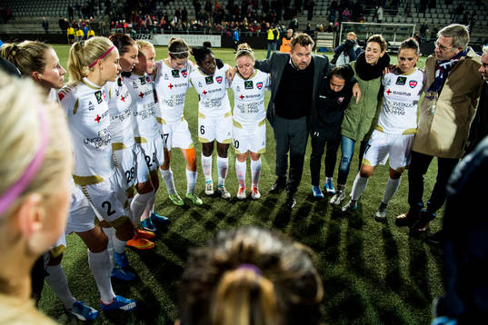 Rosengårds tränare Jack Majgaard Jensen i samtal med sina
