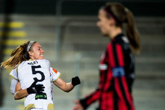 Rosengårds Josee Belanger och Alexandra Riley jublar