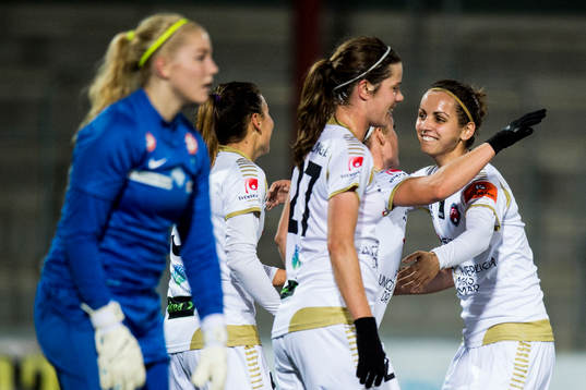 Rosengårds Natasa Andonova (th) jublar