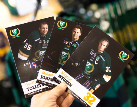 Idolkort väntar på köpare innan ishockeymatchen i SHL