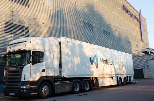 CMores produktionsbuss utanför Löfbergs Arena