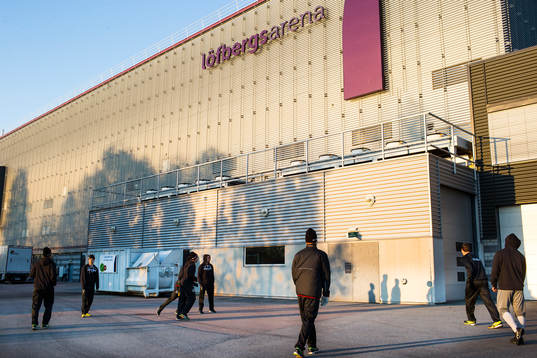 Färjestads spelare värmer upp med bollspel utanför