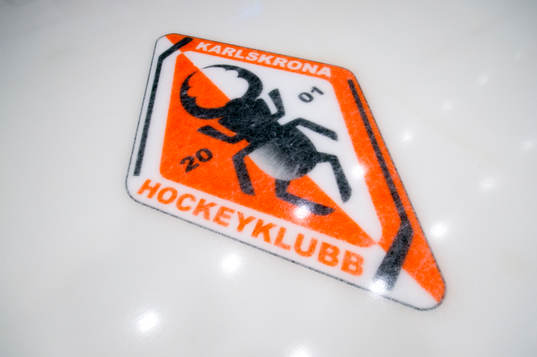 Karlskronas klubbmärke på isen