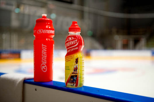 Sportdryck på en sargkant