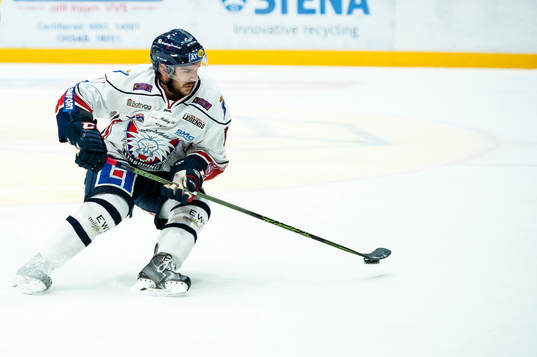 Linköpings Garret Roe värmer upp