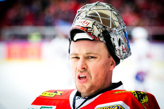 Örebros målvakt Julius Hudacek gör en grimage