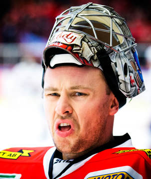 Örebros målvakt Julius Hudacek gör en grimage